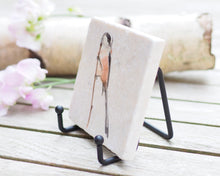 Laden Sie das Bild in den Galerie-Viewer, Antikmarmor-Fliese mit handgezeichnetem Tier- oder Blumenmotiv, dekorativ und einzigartig