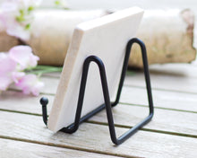 Laden Sie das Bild in den Galerie-Viewer, Bild auf Stein "Tannenmeise und Beeren"