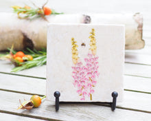 Laden Sie das Bild in den Galerie-Viewer, Antikmarmor-Fliese mit handgezeichnetem Tier- oder Blumenmotiv, dekorativ und einzigartig