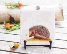 Laden Sie das Bild in den Galerie-Viewer, Antikmarmor-Fliese mit handgezeichnetem Tier- oder Blumenmotiv, dekorativ und einzigartig