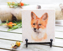 Laden Sie das Bild in den Galerie-Viewer, Antikmarmor-Fliese mit handgezeichnetem Tier- oder Blumenmotiv, dekorativ und einzigartig