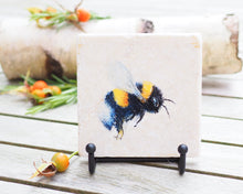 Laden Sie das Bild in den Galerie-Viewer, Antikmarmor-Fliese mit handgezeichnetem Tier- oder Blumenmotiv, dekorativ und einzigartig