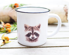 Laden Sie das Bild in den Galerie-Viewer, Keramiktasse mit Rand in Vintageoptik "Feiner Waschbär"