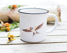 Laden Sie das Bild in den Galerie-Viewer, Keramiktasse mit Rand in Vintageoptik "Sommerliche Schwalbe"