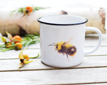 Laden Sie das Bild in den Galerie-Viewer, Keramiktasse mit Rand in Vintageoptik "Flauschige Wildbiene"