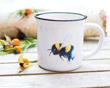 Laden Sie das Bild in den Galerie-Viewer, Keramiktasse mit Rand in Vintageoptik "Pummelige Hummel"