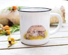 Laden Sie das Bild in den Galerie-Viewer, Keramiktasse mit Rand in Vintageoptik "Europäische Schildkröte"
