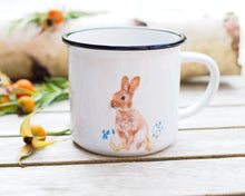 Laden Sie das Bild in den Galerie-Viewer, Keramiktasse mit Rand in Vintageoptik "Häschen im Gras"