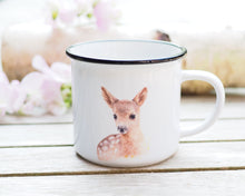 Laden Sie das Bild in den Galerie-Viewer, Keramiktasse mit Rand in Vintageoptik "Schönes Reh"