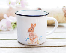Laden Sie das Bild in den Galerie-Viewer, Keramiktasse mit Rand in Vintageoptik "Häschen im Gras"