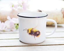 Laden Sie das Bild in den Galerie-Viewer, Keramiktasse mit Rand in Vintageoptik "Flauschige Wildbiene"