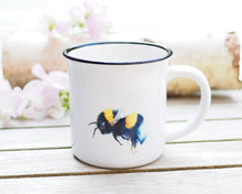 Laden Sie das Bild in den Galerie-Viewer, Keramiktasse mit Rand in Vintageoptik "Pummelige Hummel"