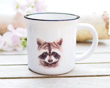 Laden Sie das Bild in den Galerie-Viewer, Keramiktasse mit Rand in Vintageoptik "Feiner Waschbär"