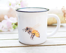 Laden Sie das Bild in den Galerie-Viewer, Keramiktasse mit Rand in Vintageoptik "Fleißige Honigbiene"