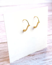 Laden Sie das Bild in den Galerie-Viewer, Ohrringe mit schöner Katze, leicht hängend, aus goldfarbenem Edelstahl mit Cabochon