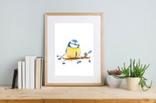 Laden Sie das Bild in den Galerie-Viewer, Kunstdruck "Blaumeise mit Beeren" in 20x30 cm auf feinstem Papier