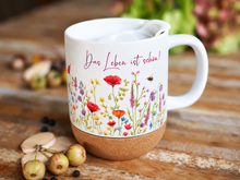 Laden Sie das Bild in den Galerie-Viewer, Grosse Tasse mit Korkboden "Das Leben ist schön!"