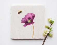 Laden Sie das Bild in den Galerie-Viewer, Bild auf Stein "Mohn mit Wildbiene"