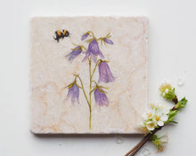 Laden Sie das Bild in den Galerie-Viewer, Bild auf Stein "Glockenblume und Hummel"