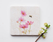 Laden Sie das Bild in den Galerie-Viewer, Bild auf Stein "Cosmea und Hummel"