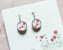Laden Sie das Bild in den Galerie-Viewer, Ohrringe mit Mohnwiese, leicht hängend, aus silberfarbenem Edelstahl mit Cabochon
