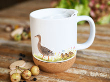 Laden Sie das Bild in den Galerie-Viewer, Grosse Tasse mit Korkboden "Kleine Entenfamilie"