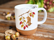 Laden Sie das Bild in den Galerie-Viewer, Grosse Tasse mit Korkboden "Hagebuttenmaus"