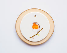 Laden Sie das Bild in den Galerie-Viewer, Anhänger aus Keramik mit Rotkehlchen