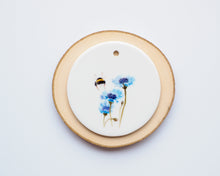 Laden Sie das Bild in den Galerie-Viewer, Anhänger aus Keramik mit Kornblume und Hummel