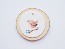 Laden Sie das Bild in den Galerie-Viewer, Anhänger aus Keramik mit Zaunkönig