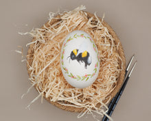 Laden Sie das Bild in den Galerie-Viewer, Osterei Bio-Gänseei mit Puschelhummel, handbemalt