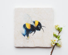 Laden Sie das Bild in den Galerie-Viewer, Bild auf Stein "Pummelige Hummel"