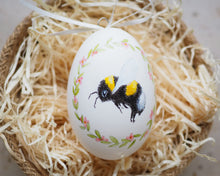Laden Sie das Bild in den Galerie-Viewer, Osterei Bio-Gänseei mit Puschelhummel, handbemalt