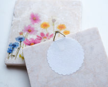 Laden Sie das Bild in den Galerie-Viewer, Bild auf Stein "Glockenblume und Hummel"