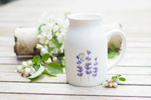 Laden Sie das Bild in den Galerie-Viewer, Milchkännchen/Vase &quot;Lavendel mit Schmetterling&quot;
