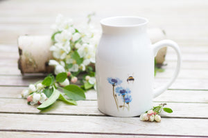 Milchkännchen/Vase "Kornblume und Hummelpopo"