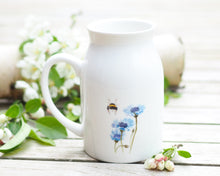 Laden Sie das Bild in den Galerie-Viewer, Milchkännchen/Vase "Blume und Hummelpo"