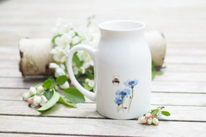 Milchkännchen/Vase "Kornblume und Hummelpopo"