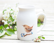 Laden Sie das Bild in den Galerie-Viewer, Milchkännchen/Vase "Zaunkönig mit Beeren"