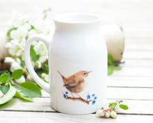 Laden Sie das Bild in den Galerie-Viewer, Milchkännchen/Vase "Zaunkönig mit Beeren"