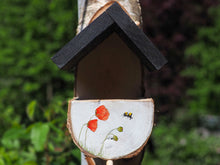 Laden Sie das Bild in den Galerie-Viewer, Vogelfutterhaus mit Hummel und Lavendel, handbemalt aus Birkenholz