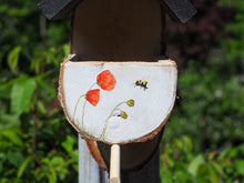 Laden Sie das Bild in den Galerie-Viewer, Vogelfutterhaus mit Hummel und Lavendel, handbemalt aus Birkenholz