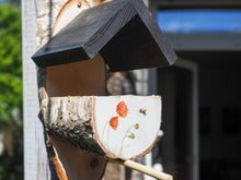 Laden Sie das Bild in den Galerie-Viewer, Vogelfutterhaus mit Hummel und Lavendel, handbemalt aus Birkenholz