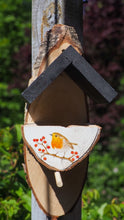 Laden Sie das Bild in den Galerie-Viewer, Vogelfutterhaus mit puscheligem Rotkehlchen, handbemalt aus Birkenholz