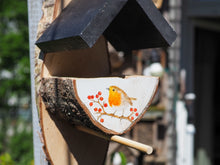 Laden Sie das Bild in den Galerie-Viewer, Vogelfutterhaus mit puscheligem Rotkehlchen, handbemalt aus Birkenholz