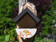 Laden Sie das Bild in den Galerie-Viewer, Vogelfutterhaus mit Maus und Beeren, handbemalt aus Birkenholz