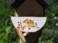 Laden Sie das Bild in den Galerie-Viewer, Vogelfutterhaus mit Maus und Beeren, handbemalt aus Birkenholz
