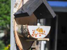 Laden Sie das Bild in den Galerie-Viewer, Vogelfutterhaus mit Maus und Beeren, handbemalt aus Birkenholz