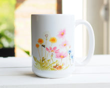 Laden Sie das Bild in den Galerie-Viewer, Große Teetasse "Blumenwiese mit Maus"