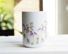 Laden Sie das Bild in den Galerie-Viewer, Große Teetasse "Glockenblumenwiese"